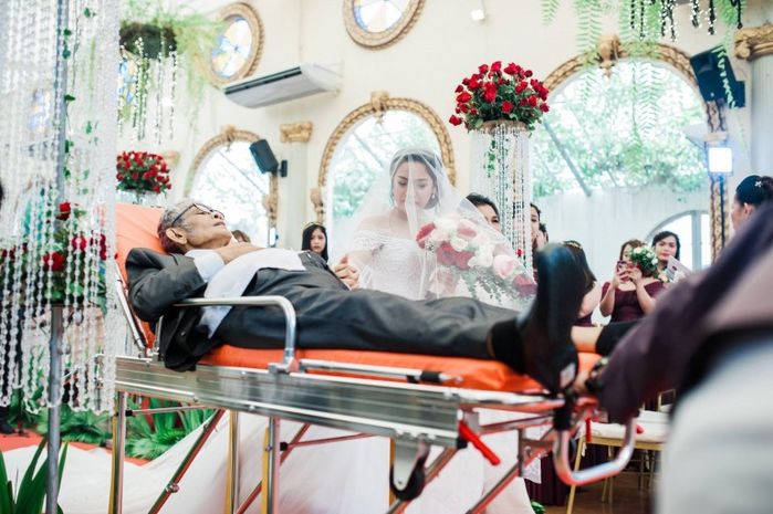 Xúc động: Cha bệnh nặng nằm trên cáng vẫn nắm tay con vào lễ đường
