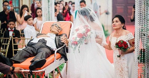 Xúc động: Cha bệnh nặng nằm trên cáng vẫn nắm tay con vào lễ đường