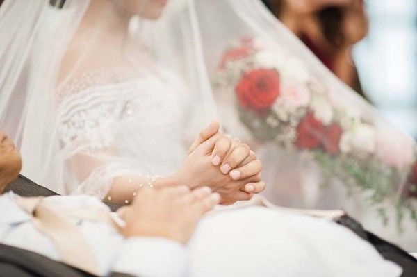 Xúc động: Cha bệnh nặng nằm trên cáng vẫn nắm tay con vào lễ đường