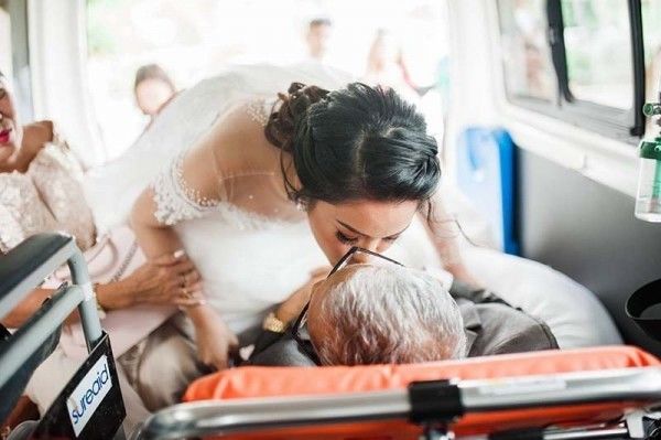 Xúc động: Cha bệnh nặng nằm trên cáng vẫn nắm tay con vào lễ đường