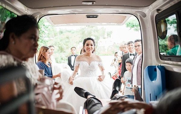 Xúc động: Cha bệnh nặng nằm trên cáng vẫn nắm tay con vào lễ đường