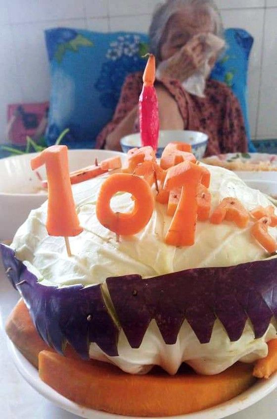 Xúc động: con rể làm bánh tặng mẹ nhân SN 101 tuổi trong khu phong toả