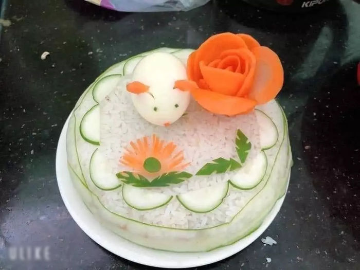 Xúc động: con rể làm bánh tặng mẹ nhân SN 101 tuổi trong khu phong toả