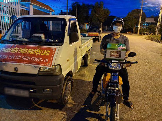 Xúc động: con rể làm bánh tặng mẹ nhân SN 101 tuổi trong khu phong toả