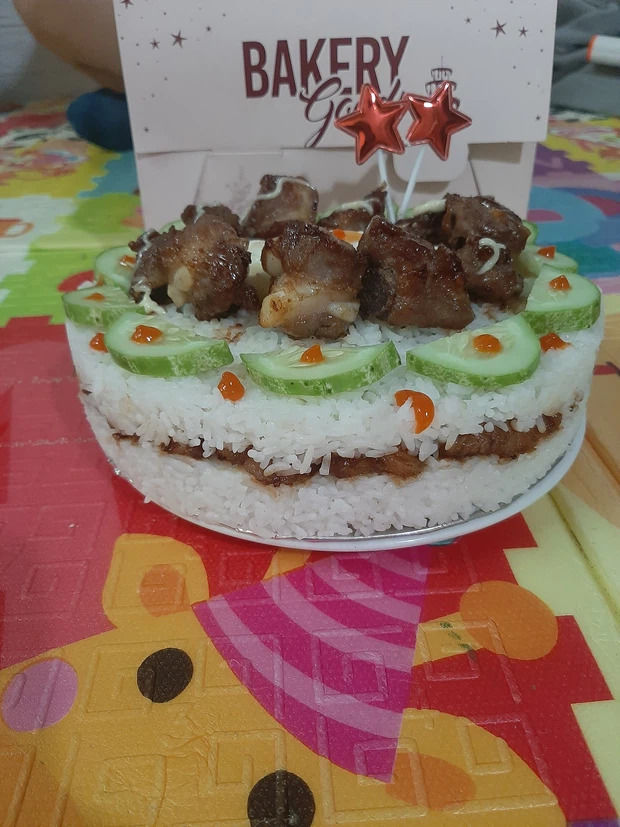 Xúc động: con rể làm bánh tặng mẹ nhân SN 101 tuổi trong khu phong toả