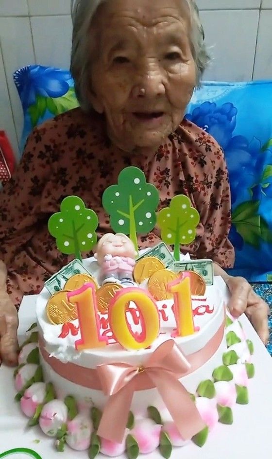 Xúc động: con rể làm bánh tặng mẹ nhân SN 101 tuổi trong khu phong toả