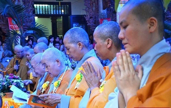 Mùa Vu Lan báo hiếu và ý nghĩa bông hồng cài ngực áo