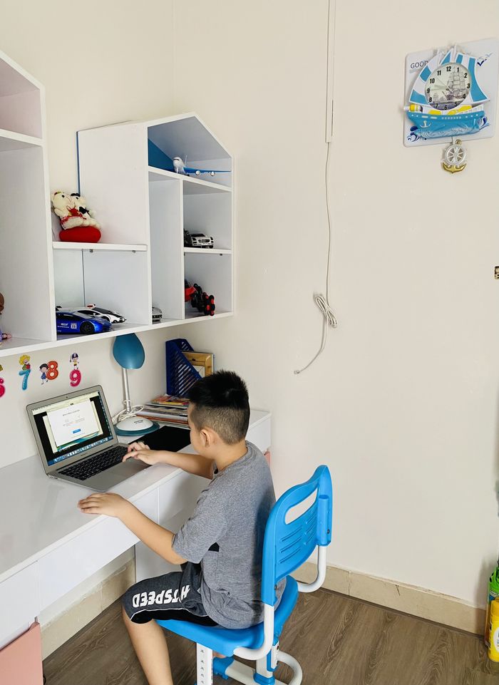 1001 biểu cảm học online của con sao Việt: Subeo vừa học vừa trông em