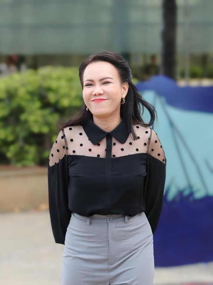 1001 cách ăn gian chiều cao của Việt Hương: leo trên bục, trèo lên ghế