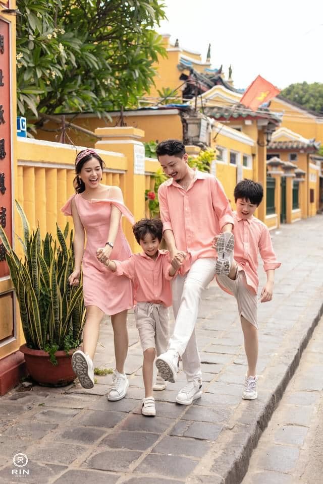 11 Tháng 5 ngày: MC Tuấn Tú bị vợ lườm khi đóng cảnh tình tứ