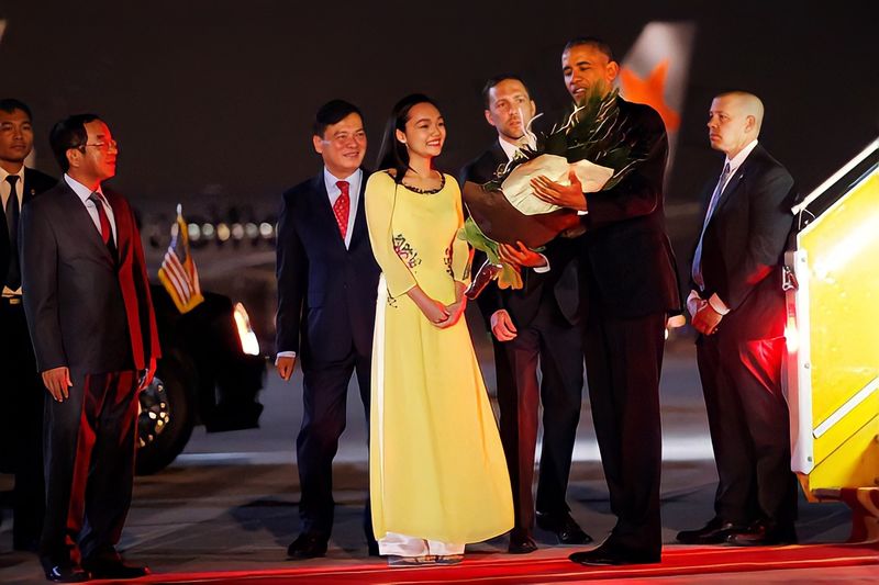 Cô gái tặng hoa cho Tổng thống Obama: 26 tuổi có bằng thạc sĩ