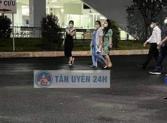 Vợ chồng bà Phương Hằng đích thân đi kiểm tra trạm sản xuất oxy mini