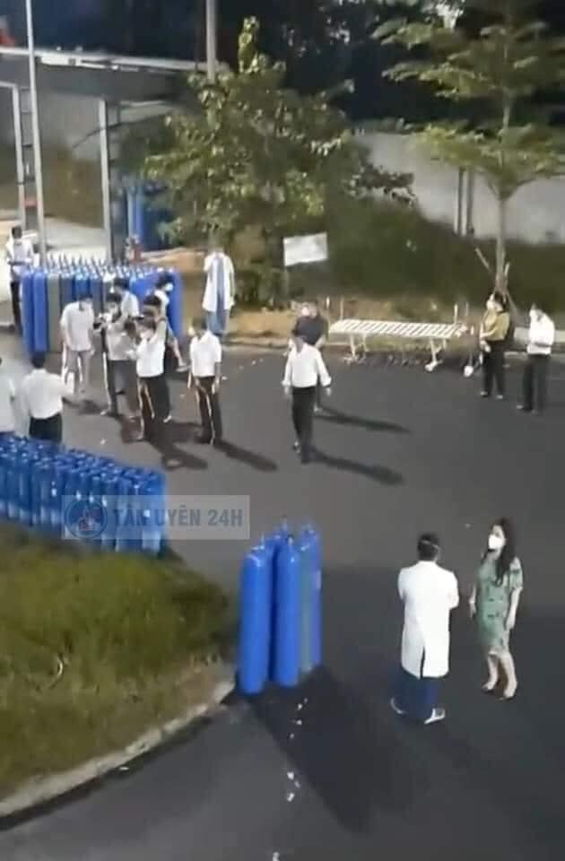 Vợ chồng bà Phương Hằng đích thân đi kiểm tra trạm sản xuất oxy mini
