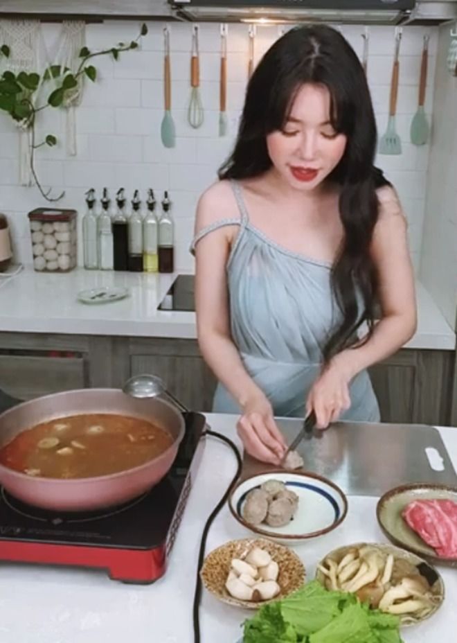 Style vào bếp của mỹ nhân: Hồ Ngọc Hà kín đáo, còn những người khác?