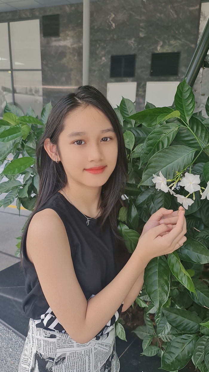 Ái nữ nhà Minh Tiệp Quỳnh Búp Bê: Chân siêu dài, xinh chuẩn hoa hậu