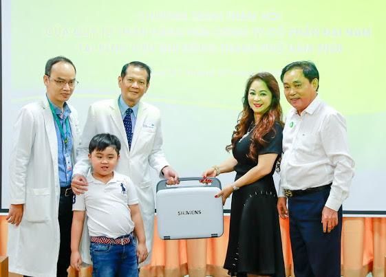 Bà Phương Hằng làm từ thiện: hỗ trợ oxy miễn phí, 2.000 thùng găng tay