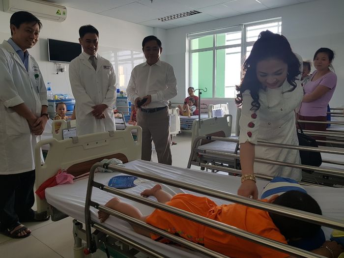 Bà Phương Hằng thông báo mọi chuyện chấm dứt, đóng quỹ Hằng Hữu
