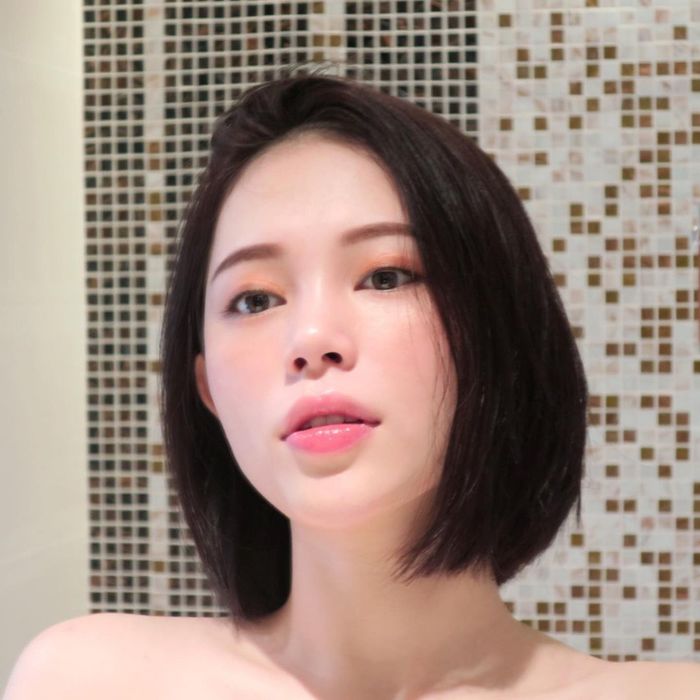 Bạn gái Phillip Nguyễn mách tips da trắng trong: Dầu dừa trộn sữa tắm