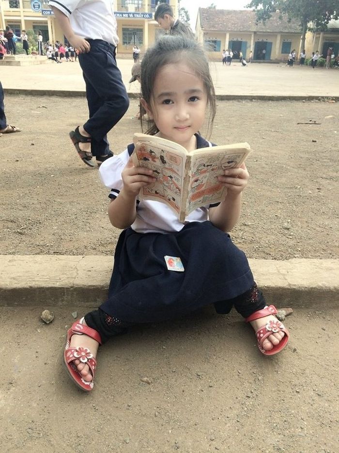 Bé gái xinh như thiền thần cắp sách tới trường: Ai nhìn cũng ngẩn ngơ