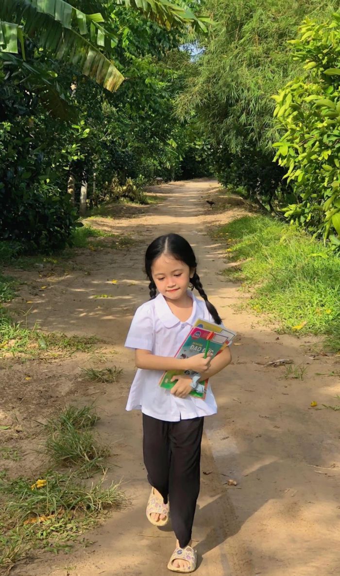 Bé gái xinh như thiền thần cắp sách tới trường: Ai nhìn cũng ngẩn ngơ