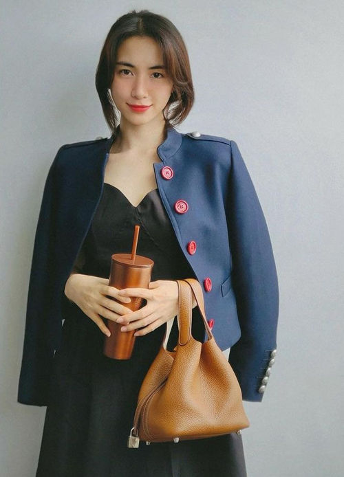 Bí kíp trẻ trung của Hòa Minzy: Diện đồ vài trăm vẫn đẹp nhờ khéo phối
