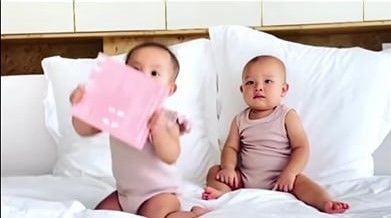 Biểu cảm trái ngược của Leon - Lisa khi nghe nhạc và chào bà ngoại