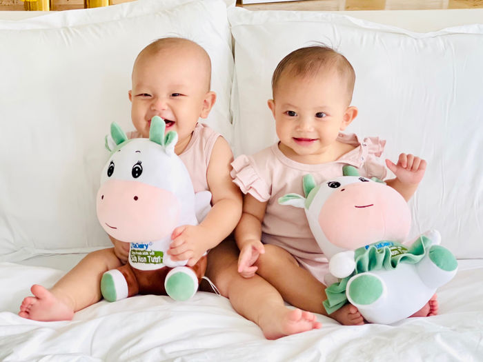 Biểu cảm trái ngược của Leon - Lisa khi nghe nhạc và chào bà ngoại