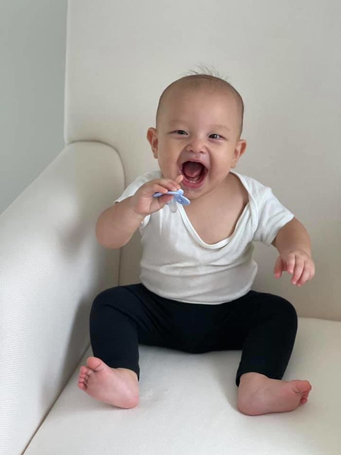 Biểu cảm trái ngược của Leon - Lisa khi nghe nhạc và chào bà ngoại