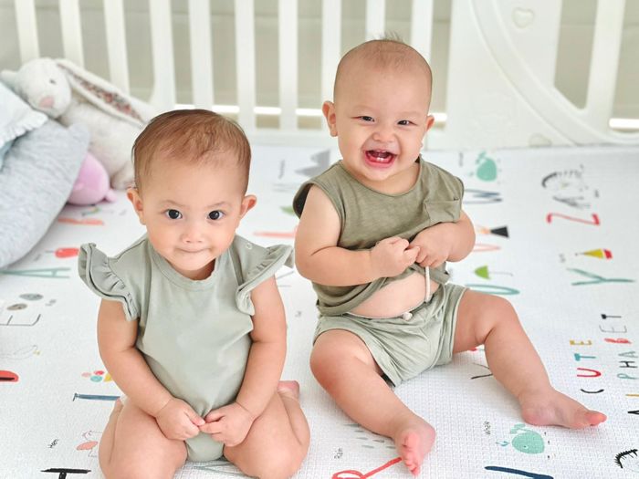 Biểu cảm trái ngược của Leon - Lisa khi nghe nhạc và chào bà ngoại
