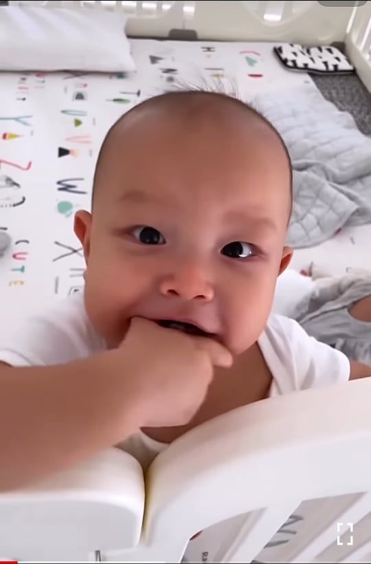 Biểu cảm trái ngược của Leon - Lisa khi nghe nhạc và chào bà ngoại