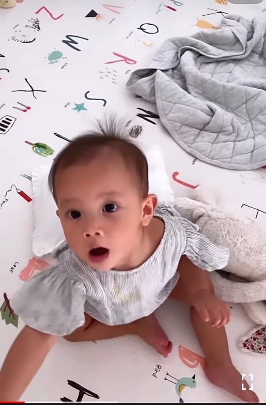 Biểu cảm trái ngược của Leon - Lisa khi nghe nhạc và chào bà ngoại