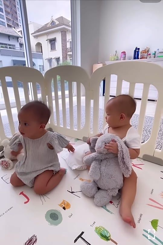 Biểu cảm trái ngược của Leon - Lisa khi nghe nhạc và chào bà ngoại