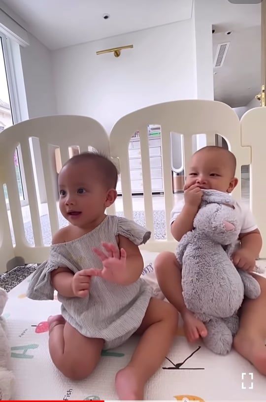 Biểu cảm trái ngược của Leon - Lisa khi nghe nhạc và chào bà ngoại