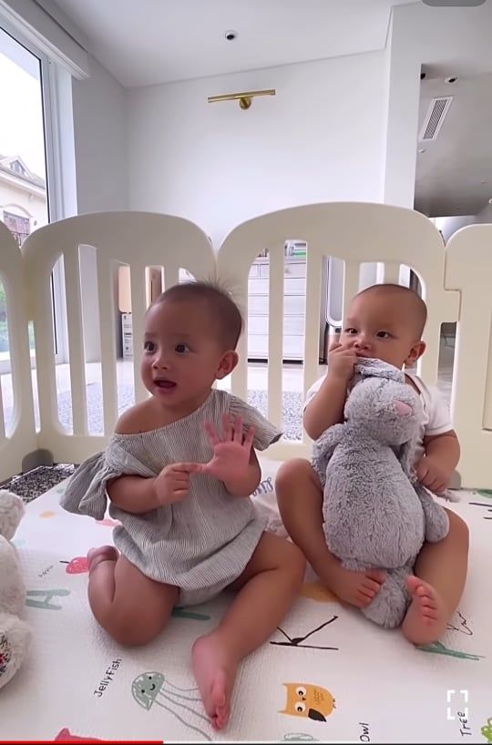 Biểu cảm trái ngược của Leon - Lisa khi nghe nhạc và chào bà ngoại