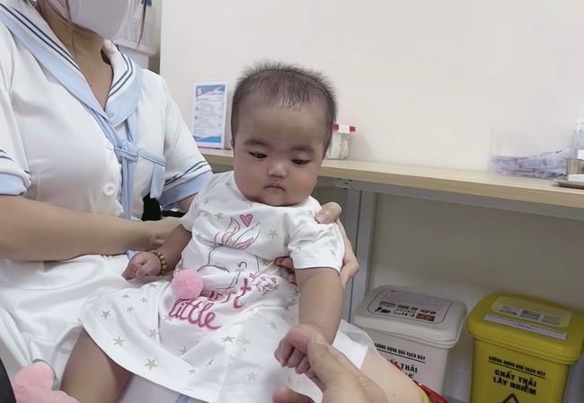 Biểu cảm khi tiêm ngừa của nhóc tỳ Vbiz: Con gái Hạo Nam về đội Leon