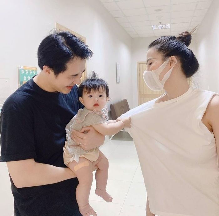 Biểu cảm khi tiêm ngừa của nhóc tỳ Vbiz: Con gái Hạo Nam về đội Leon