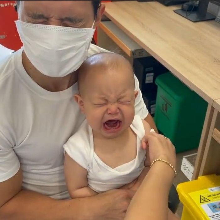 Biểu cảm khi tiêm ngừa của nhóc tỳ Vbiz: Con gái Hạo Nam về đội Leon