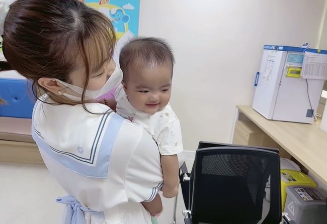 Biểu cảm khi tiêm ngừa của nhóc tỳ Vbiz: Con gái Hạo Nam về đội Leon