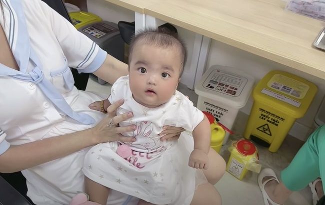 Biểu cảm khi tiêm ngừa của nhóc tỳ Vbiz: Con gái Hạo Nam về đội Leon