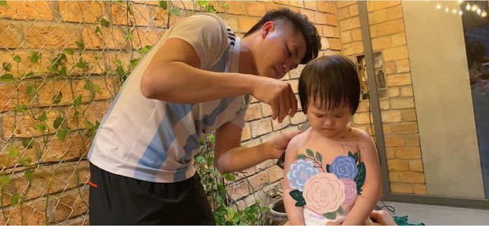 Biểu cảm nhóc tì Vbiz khi ba mẹ cắt tóc: Bo Thúi khóc kêu mẹ cứ làm