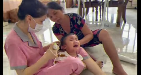 Biểu cảm nhóc tì Vbiz khi ba mẹ cắt tóc: Bo Thúi khóc kêu mẹ cứ làm