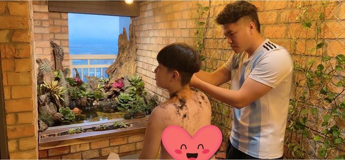Biểu cảm nhóc tì Vbiz khi ba mẹ cắt tóc: Bo Thúi khóc kêu mẹ cứ làm
