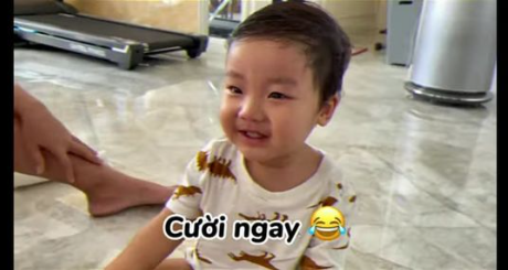 Biểu cảm nhóc tì Vbiz khi ba mẹ cắt tóc: Bo Thúi khóc kêu mẹ cứ làm