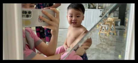 Biểu cảm nhóc tì Vbiz khi ba mẹ cắt tóc: Bo Thúi khóc kêu mẹ cứ làm