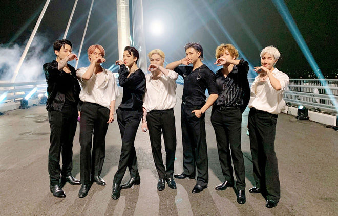 BTS đã lột xác kiên cường: Nhìn phòng tập ẩm mốc, mờ mịt mà thương