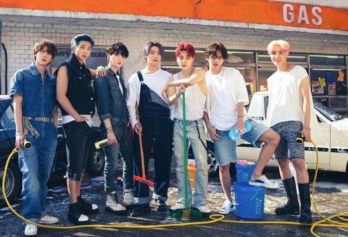BTS đã lột xác kiên cường: Nhìn phòng tập ẩm mốc, mờ mịt mà thương
