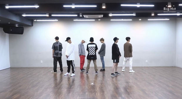 BTS đã lột xác kiên cường: Nhìn phòng tập ẩm mốc, mờ mịt mà thương