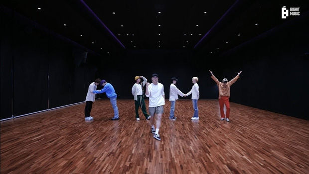 BTS đã lột xác kiên cường: Nhìn phòng tập ẩm mốc, mờ mịt mà thương
