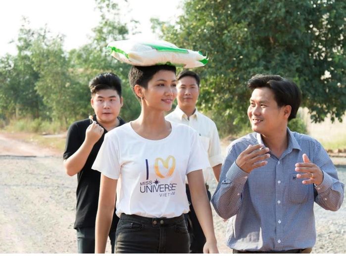 Các đại gia Vbiz giàu có vẫn xài đồ chợ: Bật ngửa với Lý Nhã Kỳ
