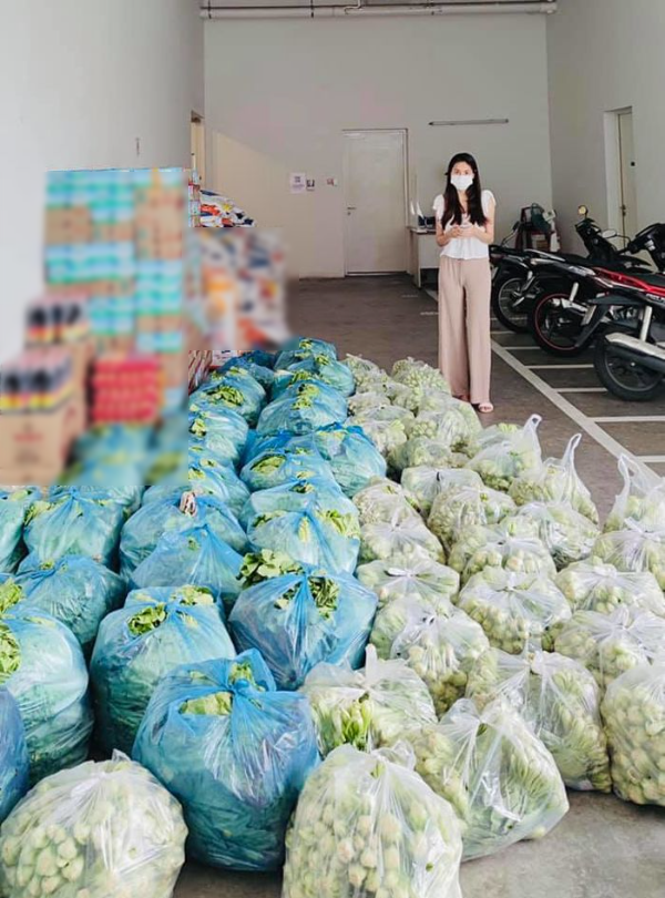 Các đại gia Vbiz giàu có vẫn xài đồ chợ: Bật ngửa với Lý Nhã Kỳ